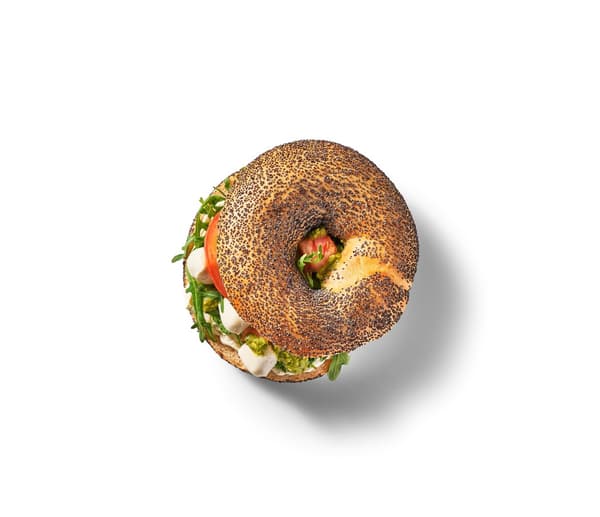 En bagel med pesto, tomat och mozzarella