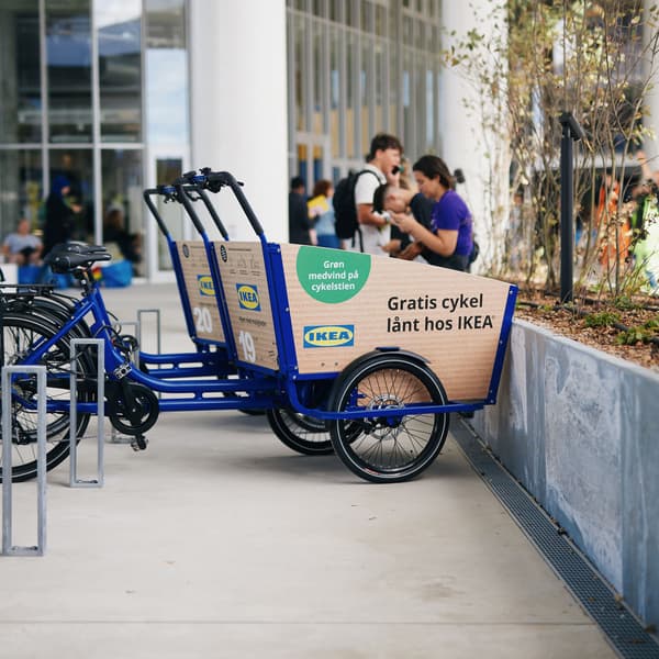En eldrevet IKEA ladcykel står parkeret foran IKEA København varehuset.