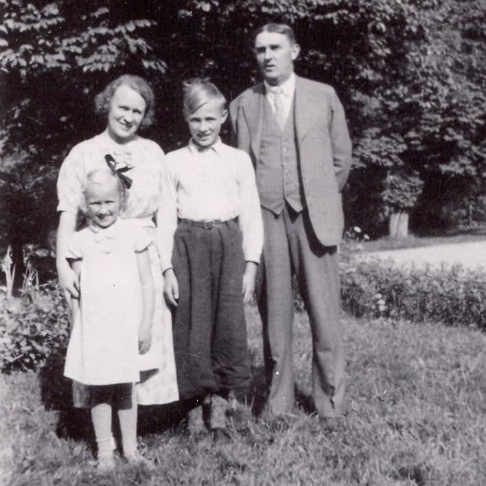 En familjefoto på familjen Kamprad i svart och vitt.