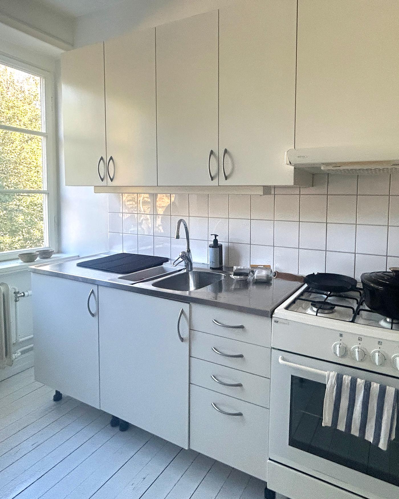 En före-bild på ett ljust kök med underskåp och överskåp. Till höger i bild syns en ugn.