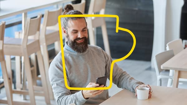 En IKEA Family medlem sitter i restaurangen och dricker en kopp kaffe.