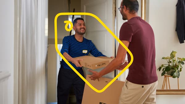 En IKEA medarbetare hjälper en man få sin hemleverans.