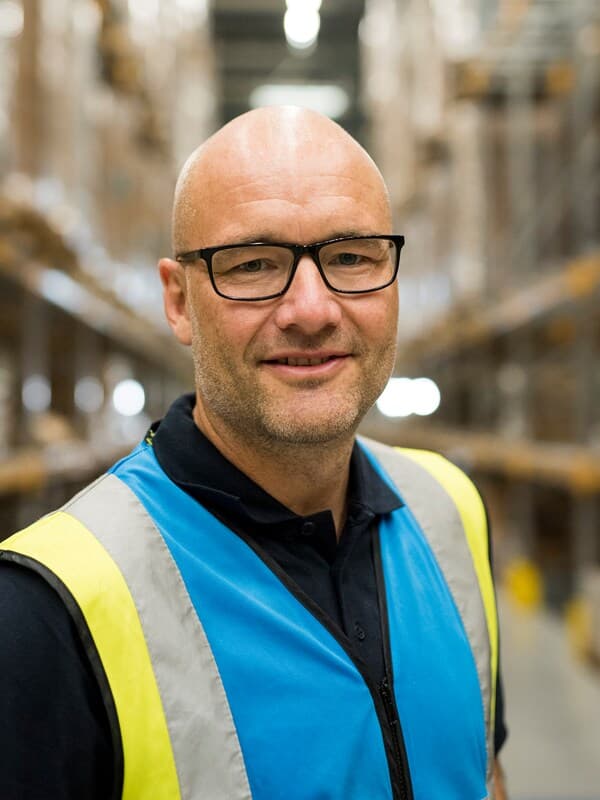 En IKEA medarbetare på lagret.
