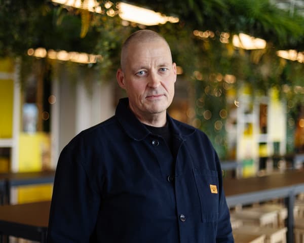 En man med kort hår står i ett IKEA-varuhus.