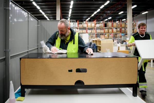 En medarbetare från samhall samarbetar med IKEA och städar rent en möbel som ska återsäljas i second hand butiken i IKEA Eskilstuna.