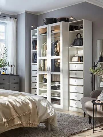 En öppengarderobslösning framför en IKEA säng.