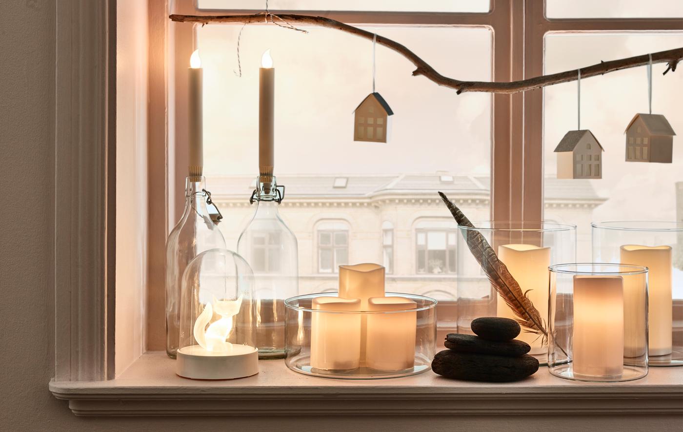 En panne d’idées déco de Noël ? IKEA propose une vaste gamme de décorations pour le séjour, comme les bougies LED sur piles LJUSANDE ou les bougies blocs LED GODAFTON, toutes dans des teintes naturelles.