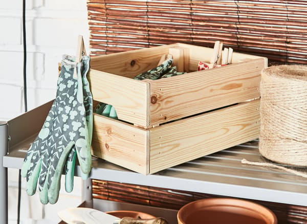 En panne d’idées déco ? Organisez-vous avec IKEA ! IKEA FJÄLLA désencombrera le bureau. Ou servira de vide-poches dans l’entrée, placé sur une chaise. La chaise IKEA NORRÅKER en bouleau blanc, par exemple.