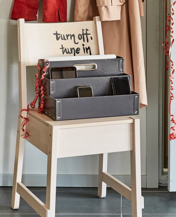 En panne d’idées déco ? Organisez-vous avec IKEA ! IKEA FJÄLLA désencombrera le bureau. Ou servira de vide-poches dans l’entrée, placé sur une chaise. La chaise IKEA NORRÅKER en bouleau blanc, par exemple.