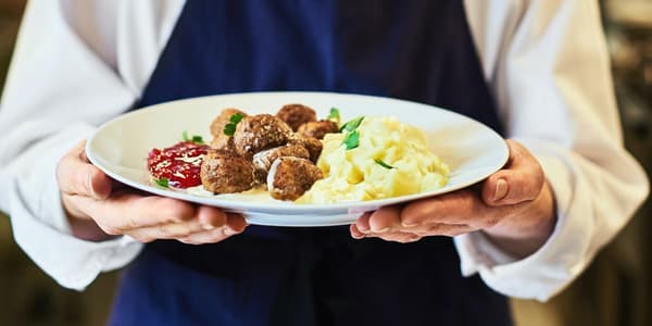 En portion af IKEAs kødboller med kartoffelmos