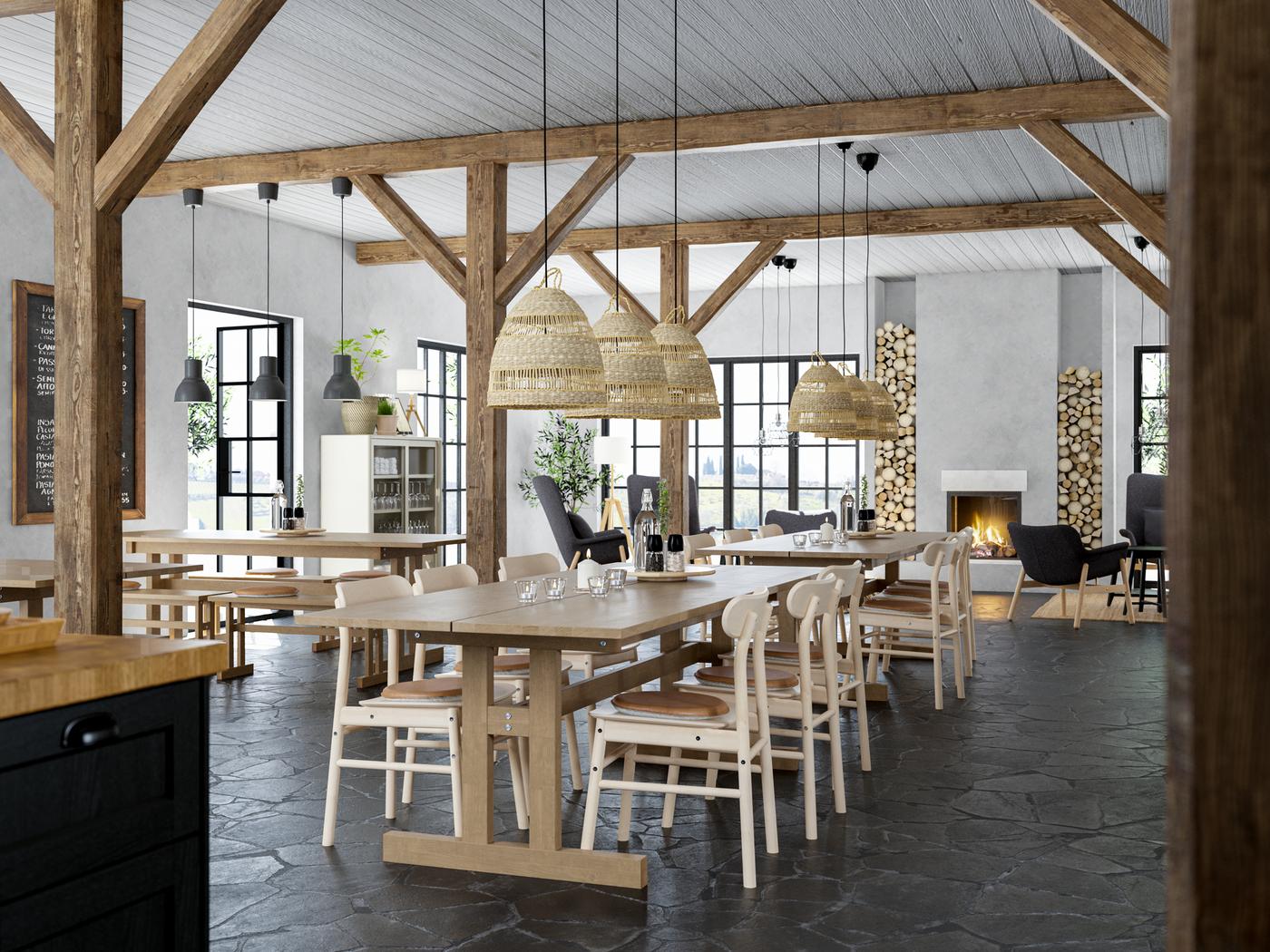 En restaurant i bjælkehyttestil med KLIMPFJÄLL spiseborde, RÖNNINGE stole, fritlagte træbjælker og en pejs.