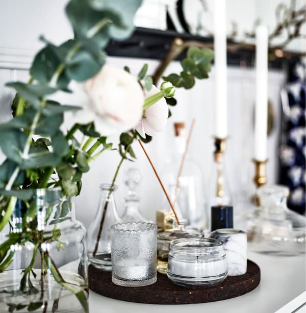 Endroit parfumé avec bougies, fleurs et parfums. Quelle est votre chambre à coucher idéale?