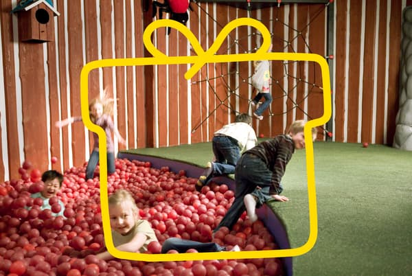 Enfants jouant dans le terrain de jeu de Smaland chez IKEA.