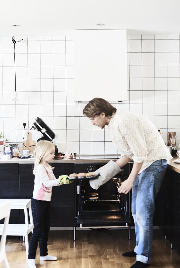 Enseignez aux enfants les règles de sécurité en cuisine.