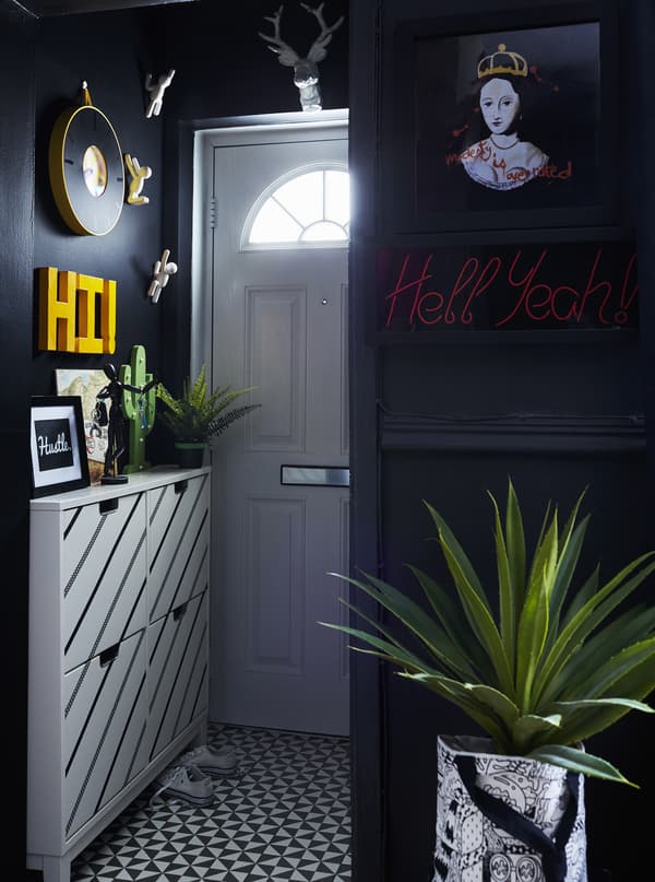 Entrée avec armoire à chaussures et murs foncés.