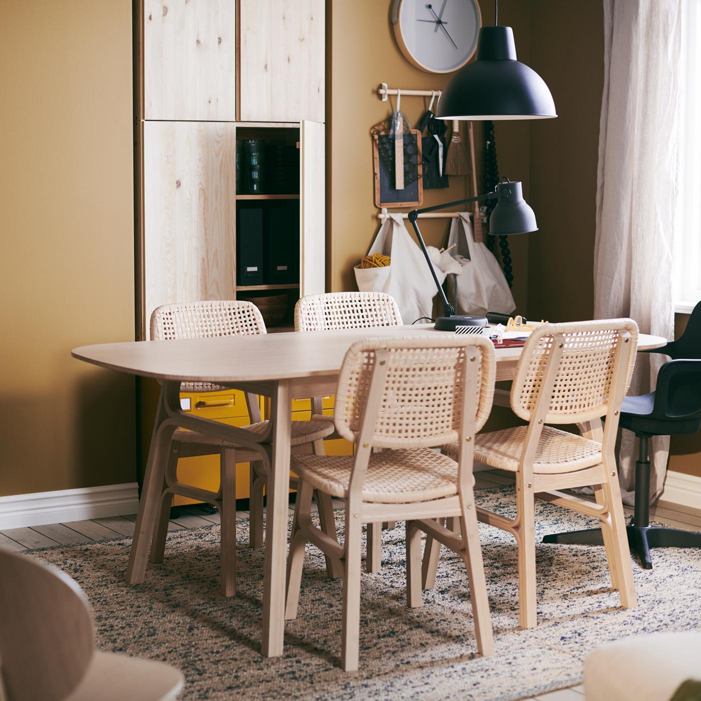 Entrez dans une maison fondée sur une vie minimaliste et plus consciente avec un nouveau-né.