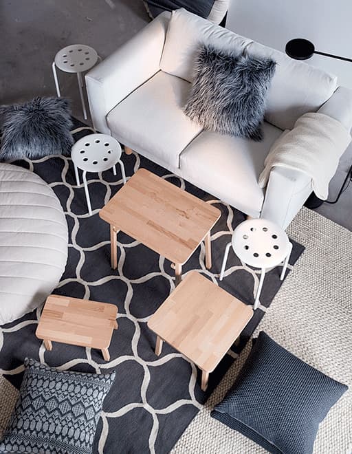 Envie de fêtes à l’abri du stress ? Relookez le séjour avec des meubles faciles d’entretien. IKEA propose une gamme de meubles modernes, comme le tapis gris STOCKHOLM 2017 et son motif de filet. Comme il est tissé à plat, il est facile à aspirer.