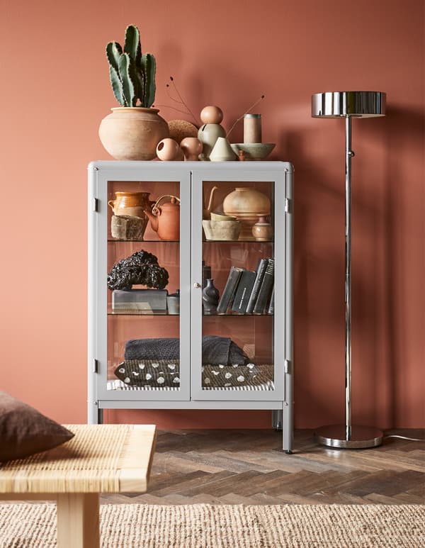 Envie de montrer vos objets déco préférés ? Testez la vitrine IKEA FABRIKÖR en gris ! Une vitrine permet de présenter et de protéger vos verres, votre collection préférée, etc.