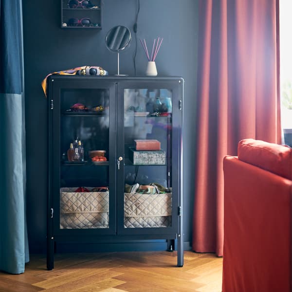 Envie de montrer vos précieuses collections tout en les gardant bien à l’abri ? Essayez la vitrine IKEA FABRIKÖR bleu-noir