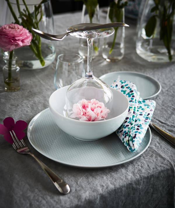 Envie de nouvelles idées pour la salle à manger ? Et si vous mélangiez différentes teintes sourdes pour votre vaisselle ? IKEA possède un large assortiment d’assiettes, comme KRUSTAD, en gris clair.