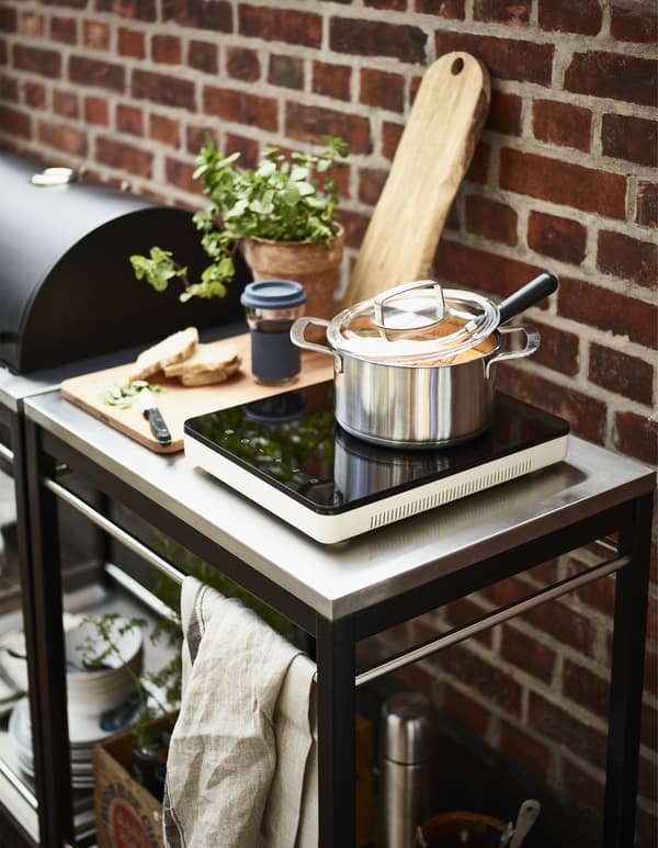 Envie d’idées sur la manière d’agencer vos meubles de balcon en coin cuisine? Testez la table de cuisson à induction mobile! Réchauffez de la soupe et servez-la dans le mug avec couvercle IKEA PS 2017. Réalisé en verre résistant, il est entouré d’une bague qui évite le contact brûlant avec le liquide.
