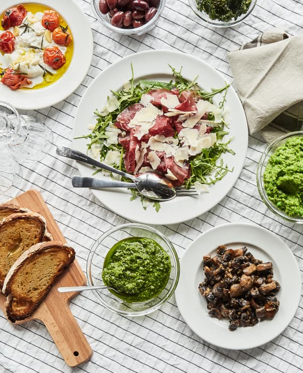 Envie d’organiser une fête informelle ? IKEA propose un large choix de vaisselle, de jeux d’assiettes et de tables. Un bel exemple est la table extensible INGATORP, en noir. Traditionnelle dans le style, ingénieuse dans la pratique.