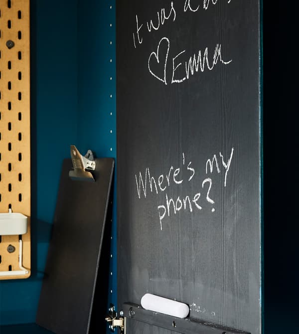 Envie d’un tableau à messages sans le partager avec tous ? Peignez l’intérieur des portes d’un rangement avec de la peinture pour tableau noir. IKEA a même les craies MÅLA, dans un paquet de couleurs assorties.