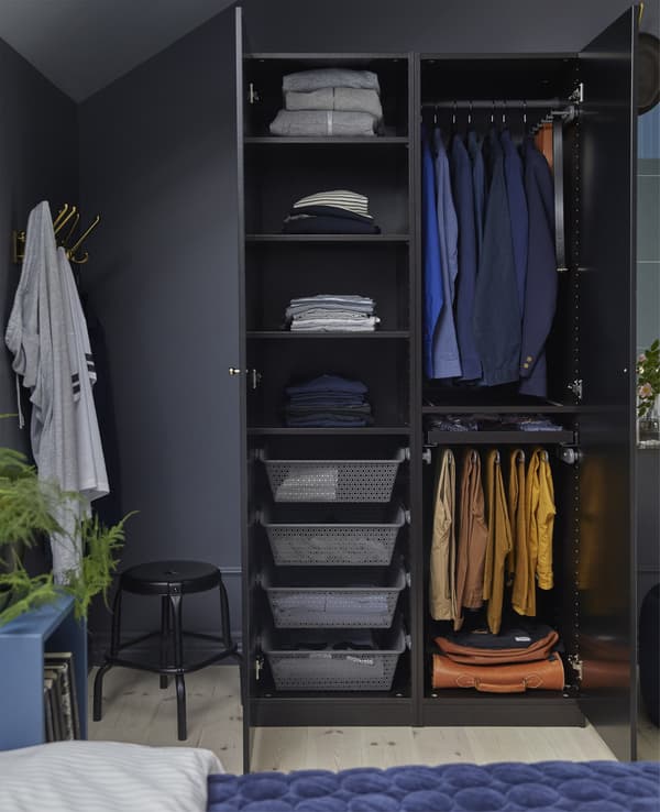 Envie d'une armoire ? Découvrez les styles, les couleurs et les dimensions des armoires PAX de chez IKEA. Cette armoire PAX brun-noir est dotée de portes à charnières TANEM noires. Personnalisez l’intérieur avec des tablettes, des paniers, des tringles, des cintres et autres.