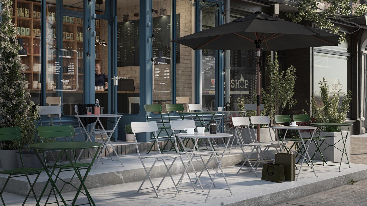 Es ist die Terrasse eines Cafés mit grauen und grünen SUNDSÖ Stühlen an Tischen zu sehen, die in Reihen stehen. An einer Seite befindet sich ein geöffneter Sonnenschirm.