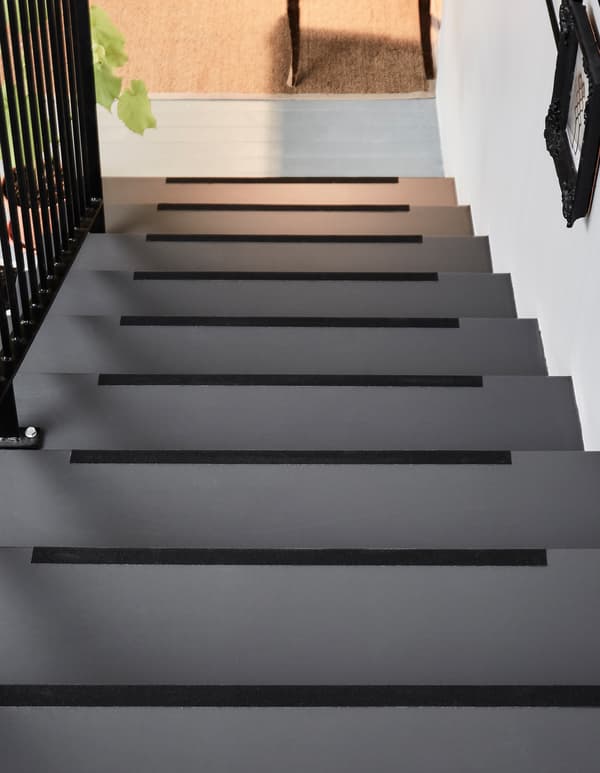 Escalier avec bandes antidérapantes sur chaque marche.