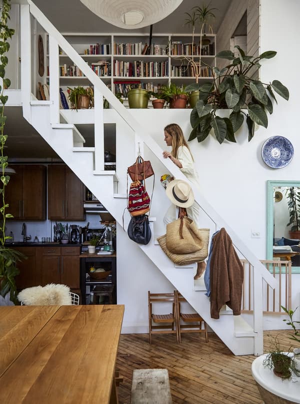 Escalier avec des plantes et une table au premier plan.