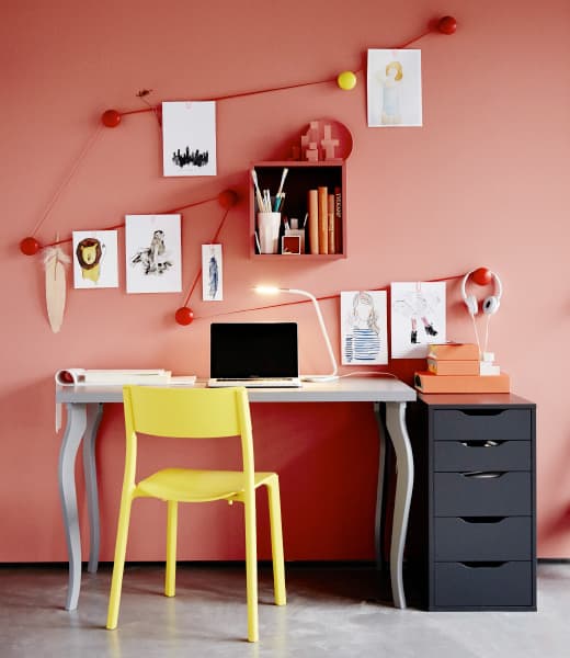 Espace bureau astucieux et tout en couleur, sans oublier les illustrations accrochées au mur