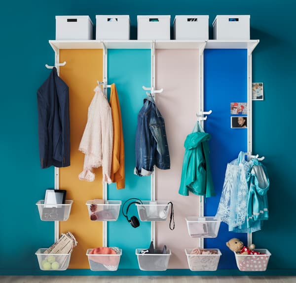 Espace de rangement pour vêtements dans l'entrée.