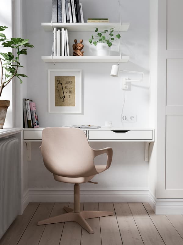 Espace de travail constitué d’une étagère murale EKBY ALEX, une chaise ODGER, une lampe, des étagères dans une niche entre un angle et une garde-robe.