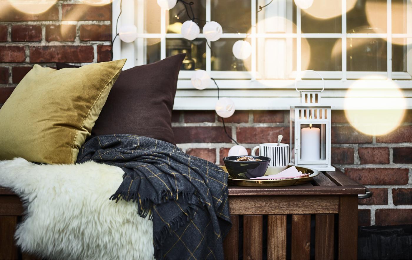 Espace extérieur adapté pour l’automne, les meubles sont adossés à la brique.