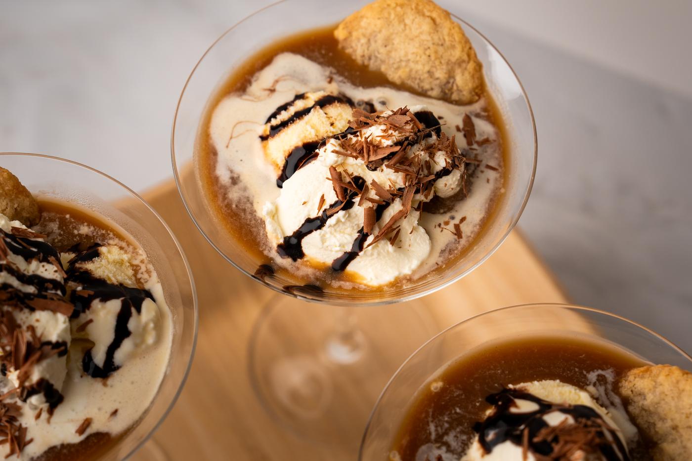 Espresso-Martini Eiscreme in einem Martiniglas angerichtet.