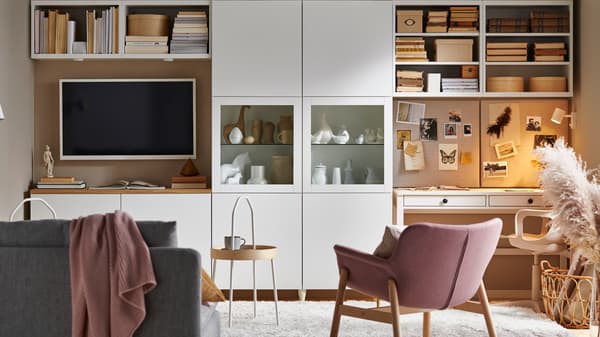 estanterías, sofá y sillas en un salón