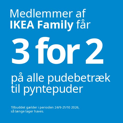 Et blåt grafisk billede med hvid tekst: "Medlemmer af IKEA Family får 3 for 2 på alle pudebetræk til pyntepuder. Tilbuddet gælder i perioden 24/9 - 21/10 2026, så længe lager haves."