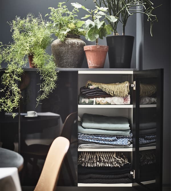 Et si pour le rangement, vous alliez puiser les idées dans la cuisine ? Les caissons de cuisine créent des rangements fermés et s’adaptent facilement à votre espace et à votre style. IKEA a plein d’idées pour les personnaliser, comme JUTIS, une porte en verre trempé moderne, noir fumé.