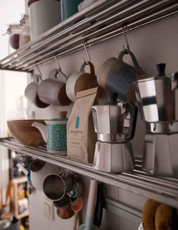 Étagères en métal avec rails et de nombreuses options de rangement pour les essentiels de la cuisine comme les mugs et les cafetières.