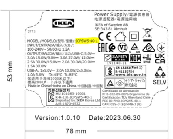 Etiqueta en la parte posterior del cargador USB con el número de modelo resaltado.