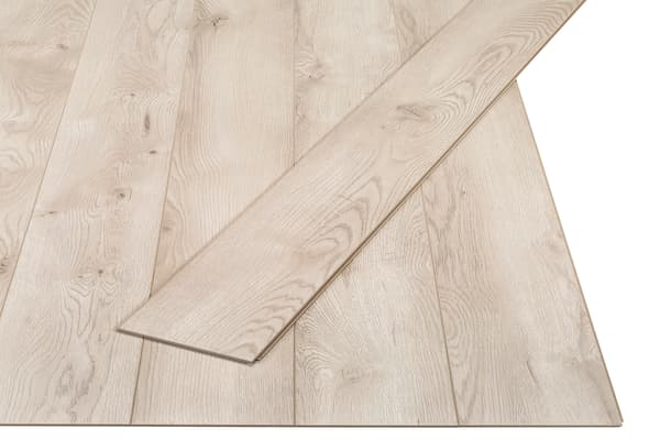 Ett modernt laminatgolv från IKEA. En av listerna överlappar de andra då det inte är färdigtmonterat ännu.