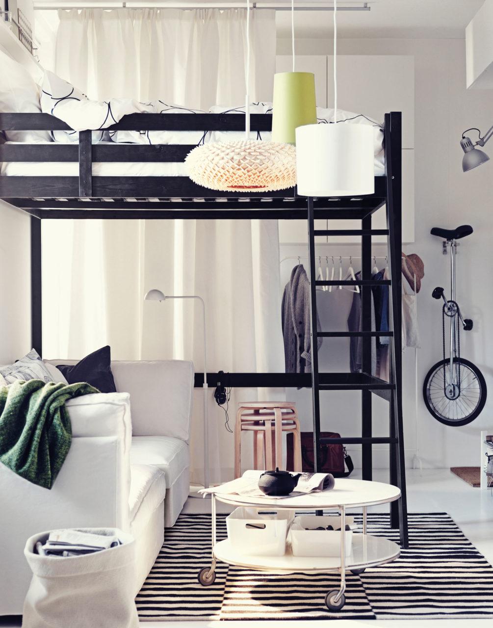 Ett sovrum med IKEA möbler under 2010-talet.