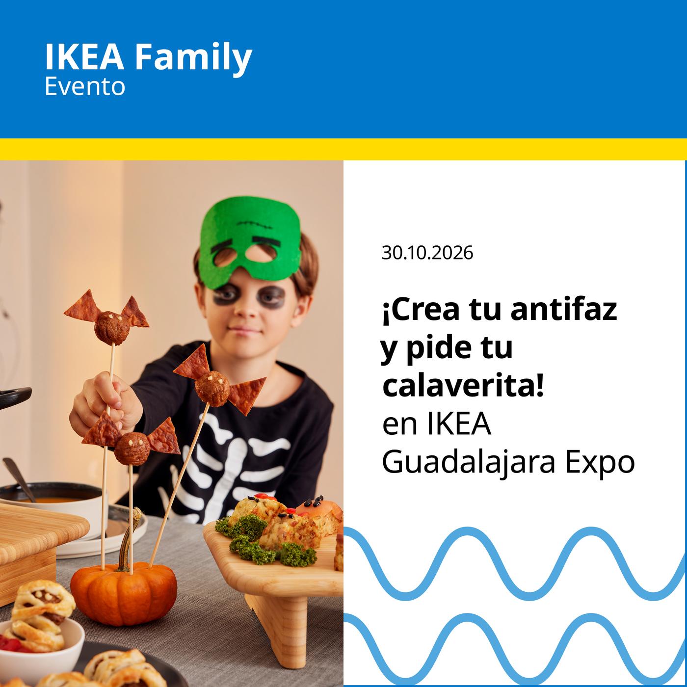 Evento IKEA Family en IKEA Guadalajara Expo el 30 de octubre de 2026. Persona disfrazada para Halloween con un antifaz verde, sentada frente a una mesa decorada con alimentos temáticos y una calabaza. Texto: “¡Crea tu antifaz y pide tu calaverita!”.