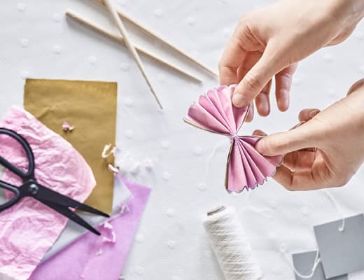 Fabriquer des marque-place en forme de rose en papier 