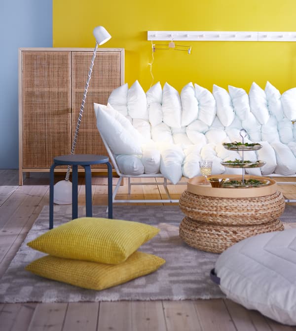 Faites de la place pour des invités en plus en rassemblant toutes les chaises, tabourets et coussins pour créer un coin salon confortable.