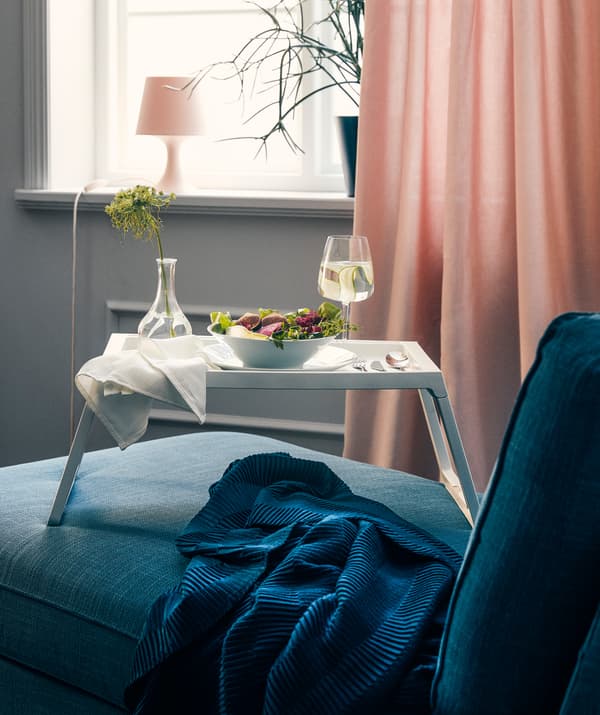 Faites-vous plaisir : dînez de temps en temps devant un bon film avec le plateau pour lit IKEA KLIPSK.