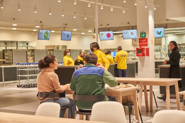 Familia comiendo en el restaurante de la tienda.