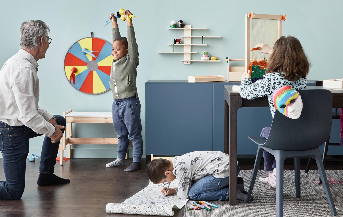 Family members gathered in a living room playing LUSTIGT games.