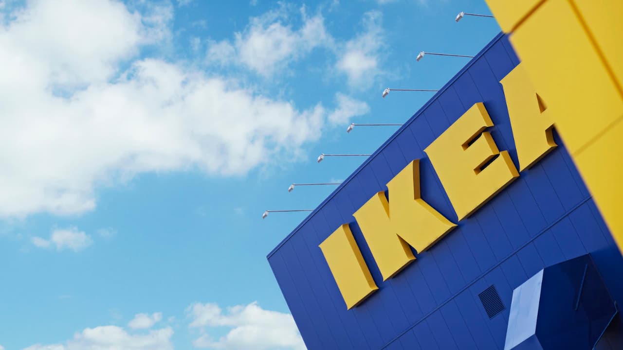 Fasaden på ett IKEA varuhus med logotypen på väggen.